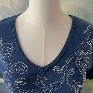 Tryst Navy V-Neck Short Sleeve Tee with Silver Stud Swirl